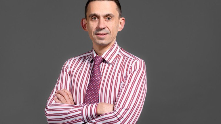 Пиар експерт: Радев бяга от конфликти, играе го спасител