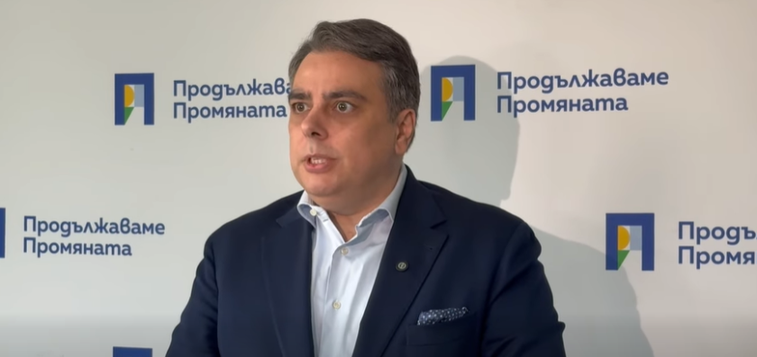 Асен Василев кани Румен Радев на протест срещу Сарафов 