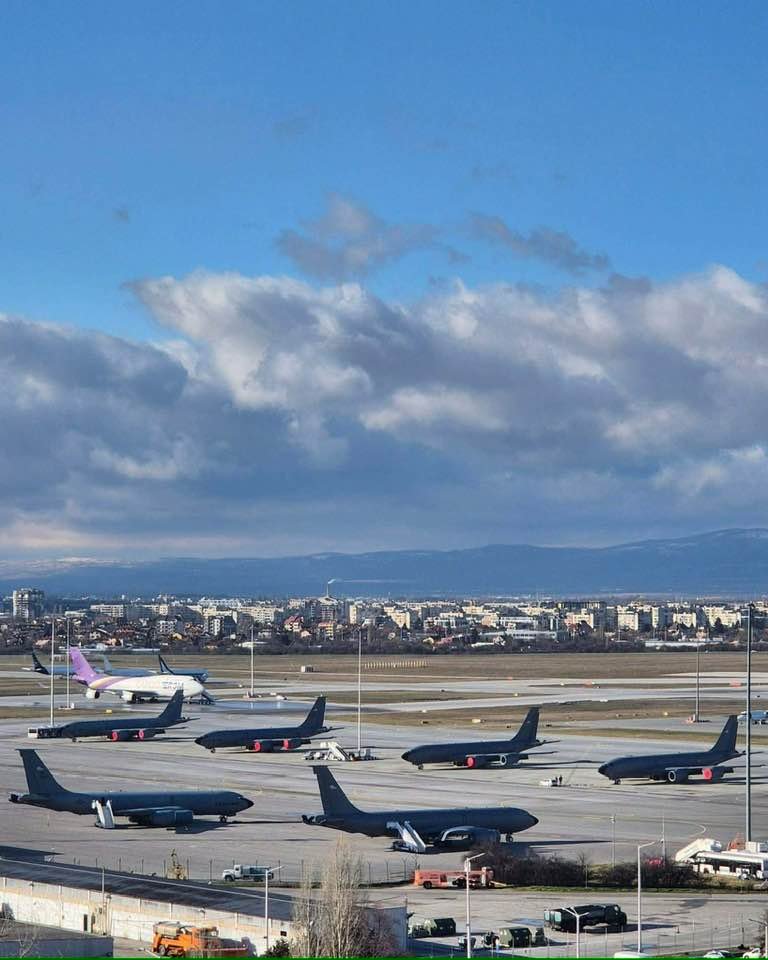 Щатската мисия за военните самолети на летището: Ийзи, учение е!