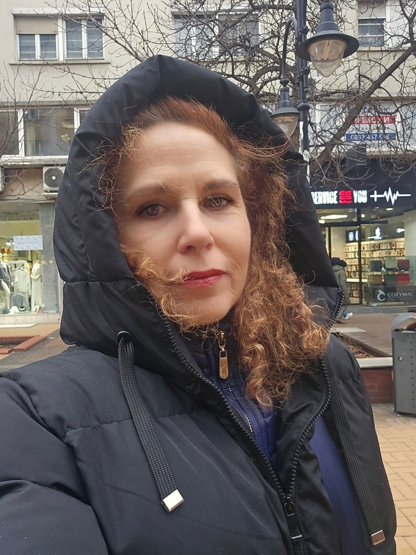 ПЕНСИОНЕРСКО НАМАЛЕНИЕ? Лияна Панделиева си купи яке за 11 евро