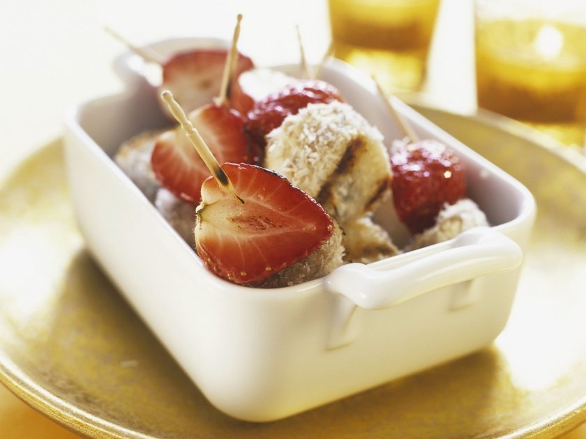 Печени медени банани и ягоди с кокос