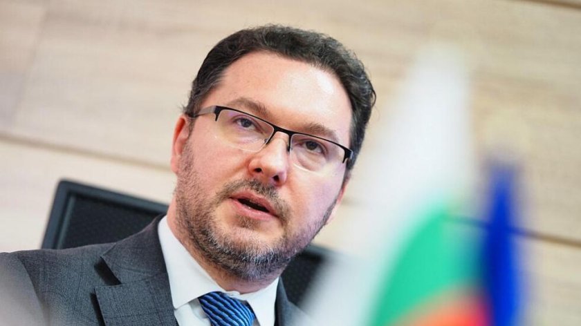 Заповед на Дани Митов: Полицаите трябва да се самопрострелват с тейзър при обучение