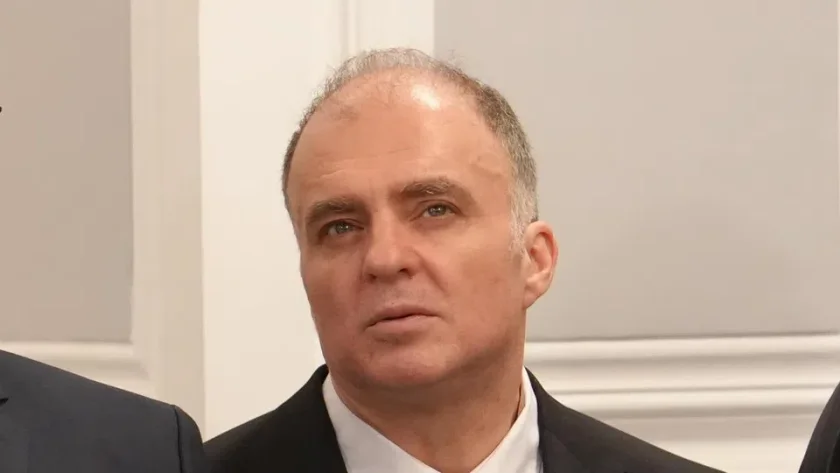 Министър Тодоров започва спешни срещи за решаване на проблемите на сценичните изкуства