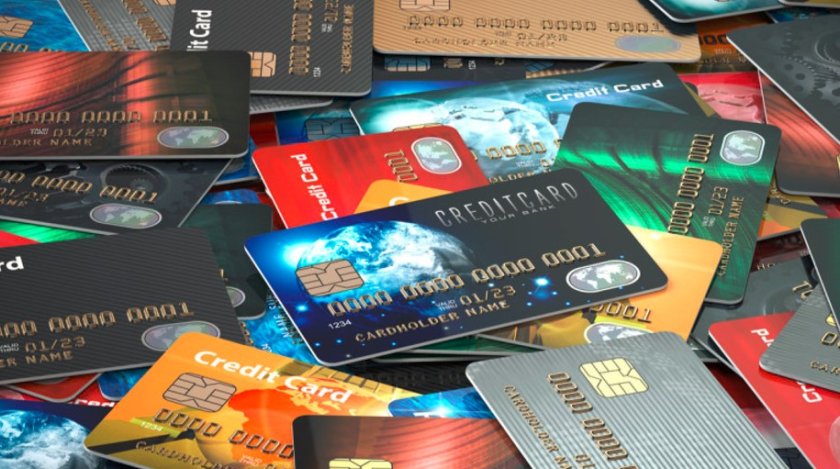 Банките яко ни щавят с такси към картите и разплащателните сметки (ГРАФИКА)