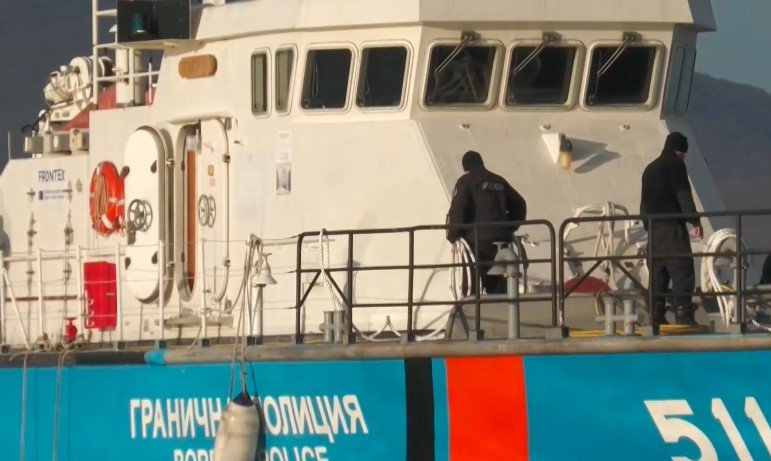 Буря прекрати издирването на изчезналите край Созопол моряци