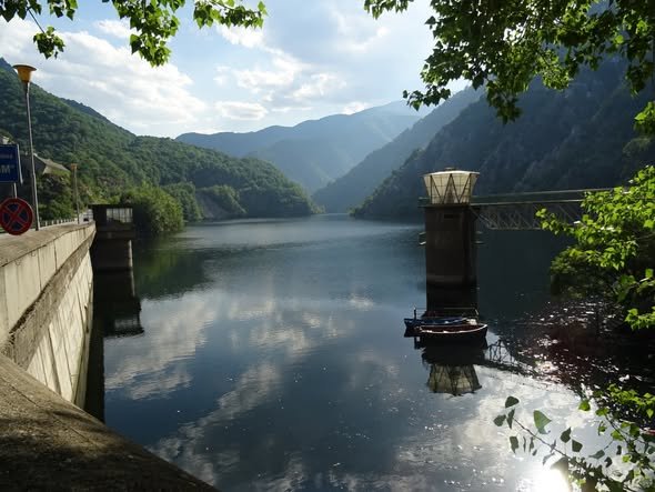 Заради риск от преливане: Източват част от язовир &bdquo;Кричим"