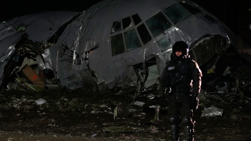 Военен самолет с банкноти се разби в Боливия, има най-малко 20 жертви