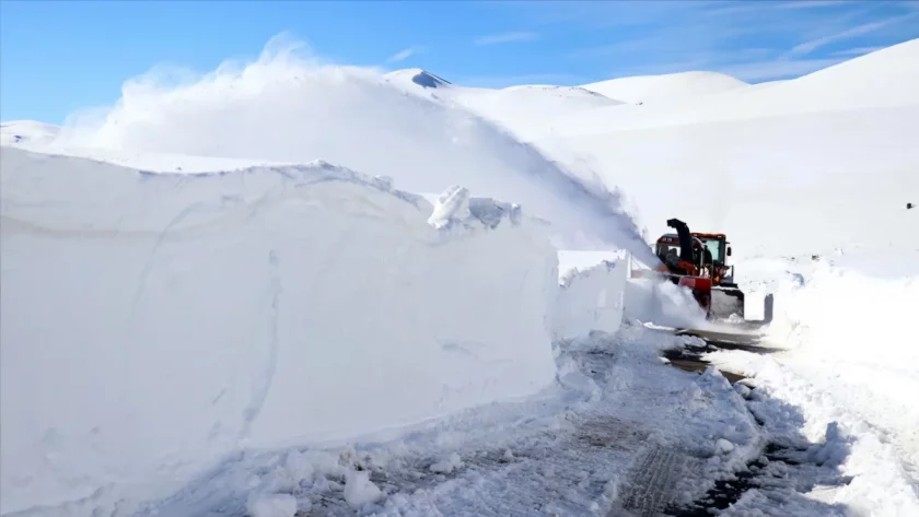 Това е зима! Пробиват 5-метрови преспи в Турция (ВИДЕО)