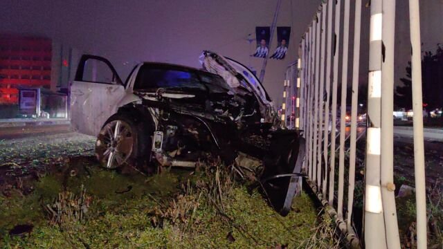 Двама младежи се забиха в уличен стълб в Русе