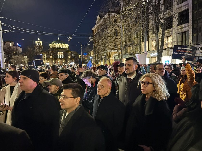 Протестът срещу Сарафов пред Съдебната палата се мести към ВСС