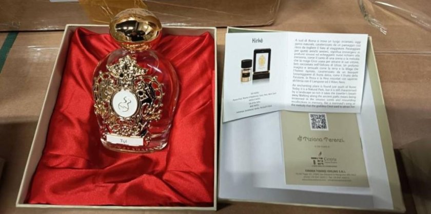 Митнически служители разкриха пратка с над 15 000 фалшиви парфюма