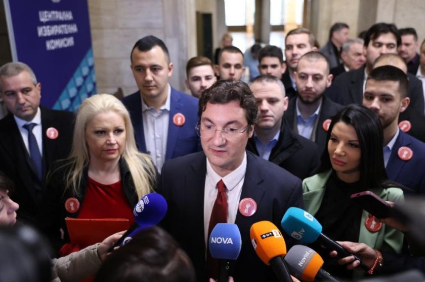 Документите подаде лидерът на БСП Крум ЗарковБСП-Обединена левица се регистрира за участие
