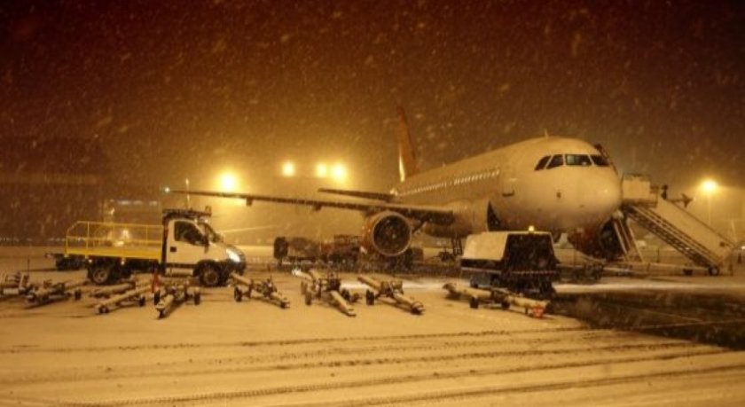 Летището в Мюнхен се извини на стотици пътници, принудени да пренощуват в шест самолета