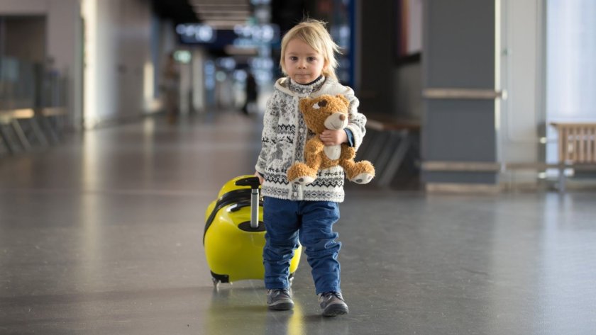 Eвродепутати искат край на несправедливите такси за деца в самолетите