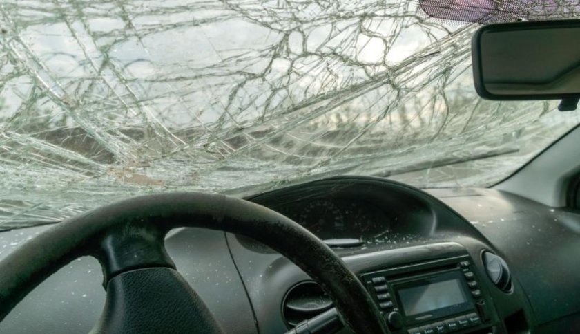 Шофьор се размаза в бетонно съоръжание край Ловеч