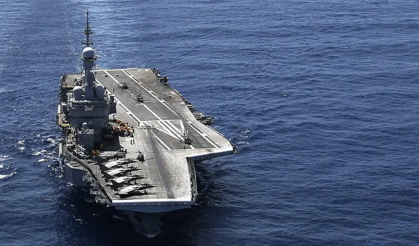 Макрон изпрати легендарен самолетоносач в Средиземно море