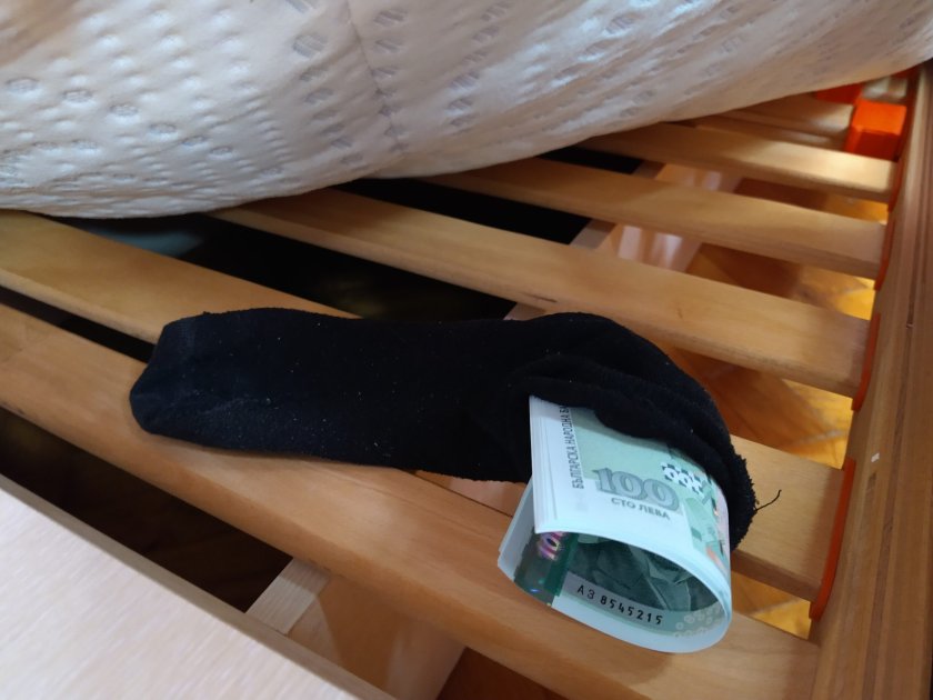 Левът се държи! 4 млрд. чакат своя час под дюшека