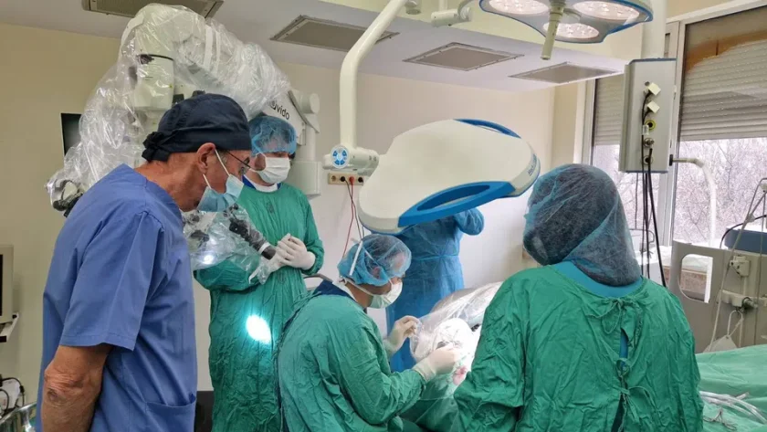 Четири слухови импланта поставиха с роботизирана ръка в ИСУЛ