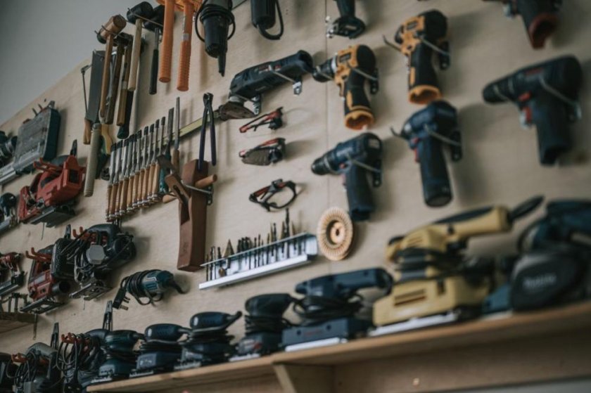 Трима майстори откраднаха винтоверти