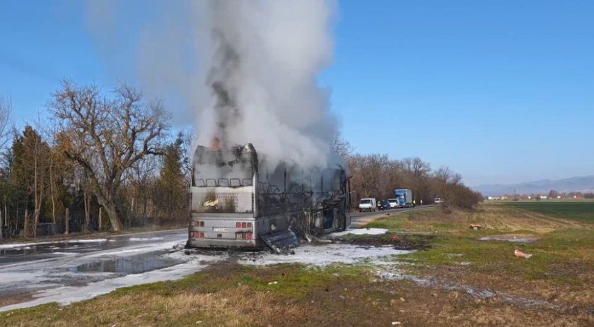 Автобус на Тракийския университет се запали на пътя (ВИДЕО)
