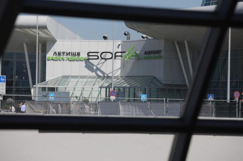 Задържаха млада жена от Непал, представила фалшив документ на софийското летище
