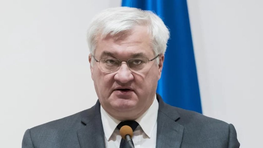 Два бронирани автомобила на украинската Ощадбанк и 7 служители, които