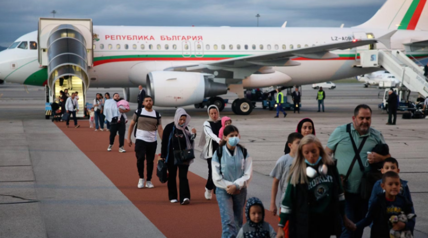 Туроператори плашат кабинета със съд заради евакуацията 