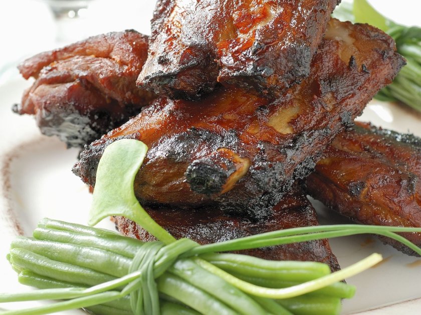 Глазирани ребърца със зелен фасул