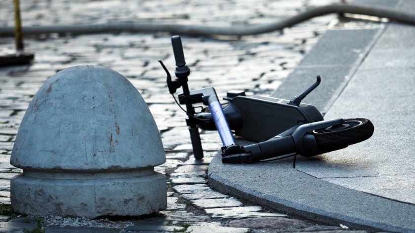 Момче връхлетя с тротинетка 12-годишно момиче в Перник, счупи му глезена и избяга