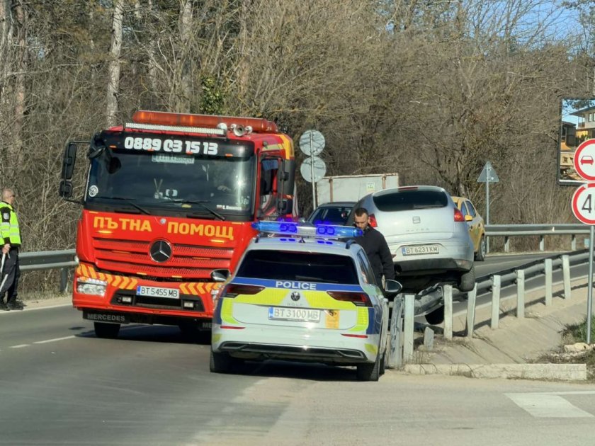Кола излетя от пътя и &ldquo;кацна&rdquo; на мантинела край Арбанаси