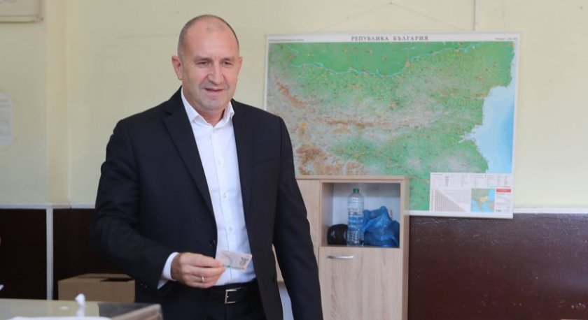 "Алфа Рисърч": Радев води с голяма преднина, избирателната активност спада