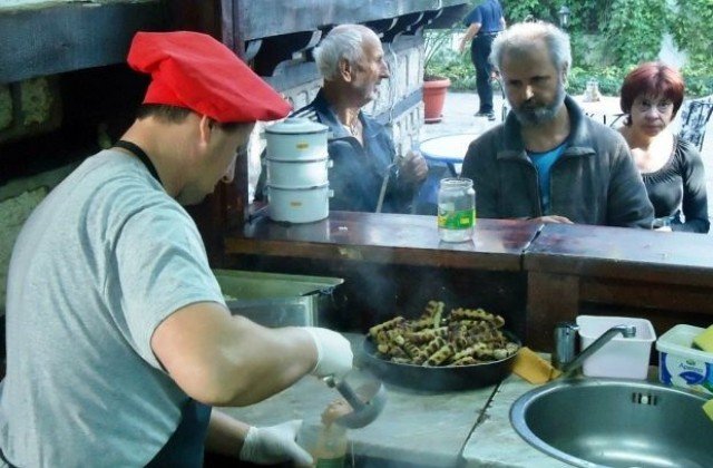 Адемов стартира кампанията: Раздават храна за крайно бедните 