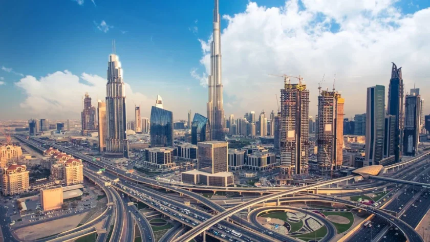 Взривове отекнаха в центъра на Дубай, затварят банки в ОАЕ и Катар