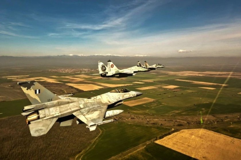 Български МиГ-29 и гръцки F-16 проведоха съвместни тренировъчни полети