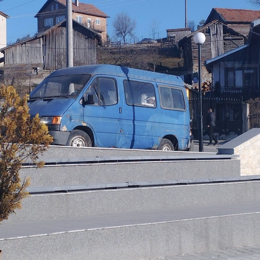 Кой клати буса? Кърски SEX посред бял ден в Якоруда