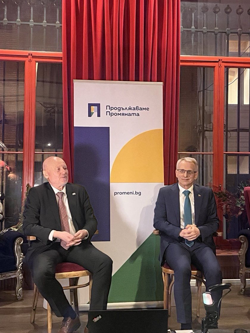 Тагарев и Денков агитират за вота от Брюксел 