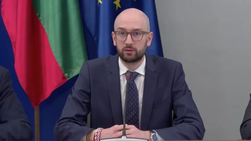 РЕШЕНО: Вдигат с 5% заплатите в БДЖ, НКЖИ, Пощите и градския транспорт