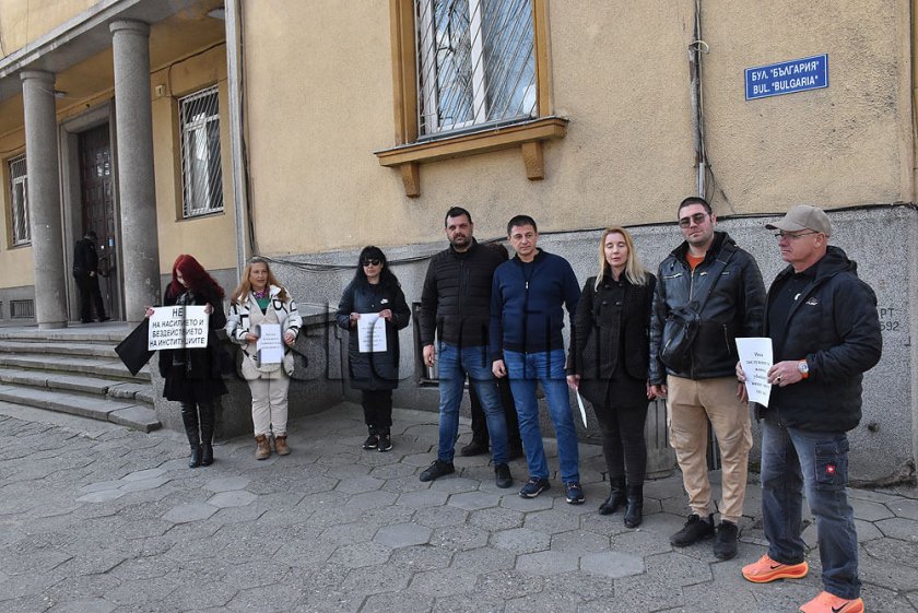 Протест срещу насилието над жени се проведе пред хасковския съд (СНИМКИ)