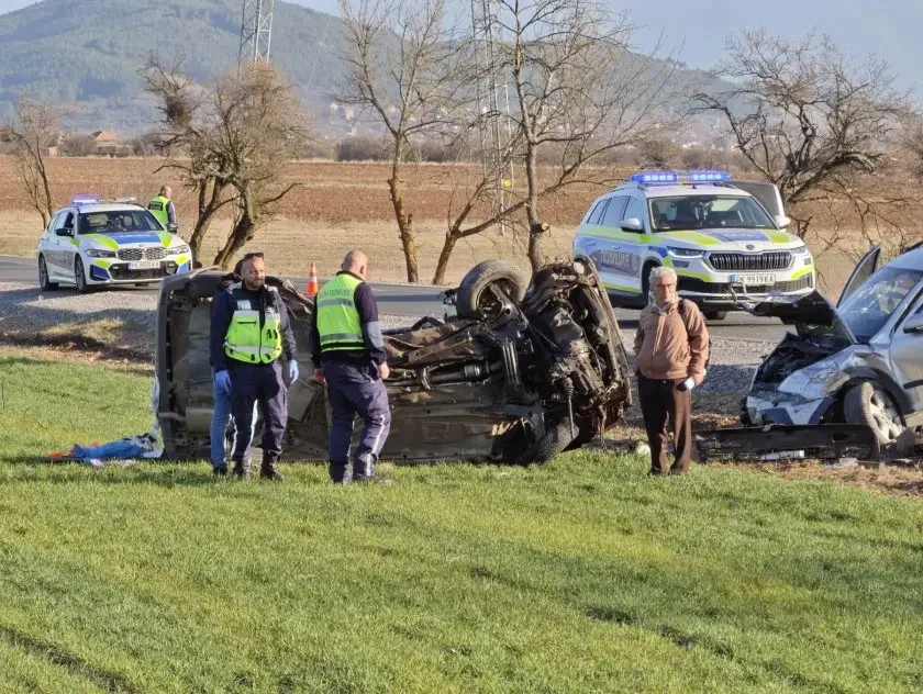 Кърваво меле край Радомир: Двама души загинаха, а четирима са тежко ранени при челен сблъсък