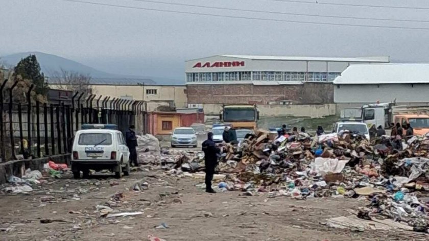 Чудовищно: Намериха тяло на бебе в кашон на сметище 