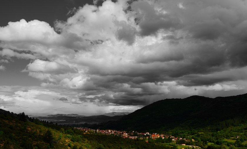 Прищевките на времето: Пролетта настъпва със зимни ботуши