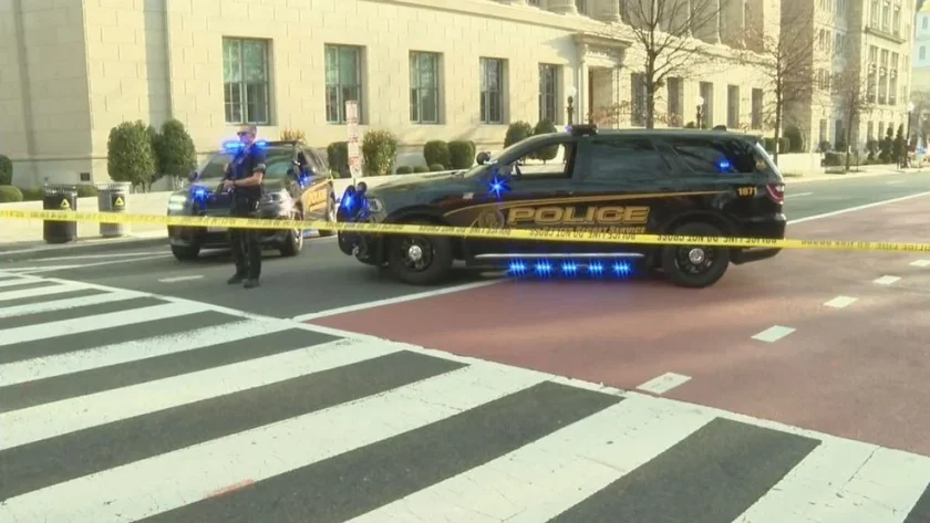 ИЗВЪНРЕДНО: Микробус се вряза в защитна бариера на Белия дом (НА ЖИВО)