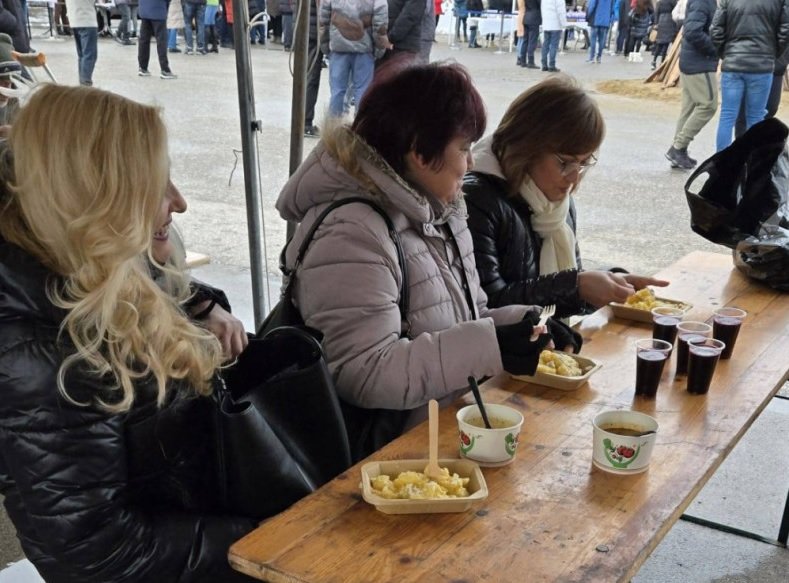 ХИТ СНИМКИ: Корнелия маа картофи с лук и пие винце на Илиянци