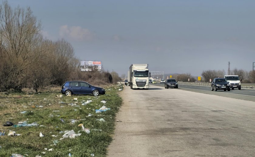 ОТ МЯСТОТО: Е-79 е подвижна кочина и открит клозет (ШОК СНИМКИ)