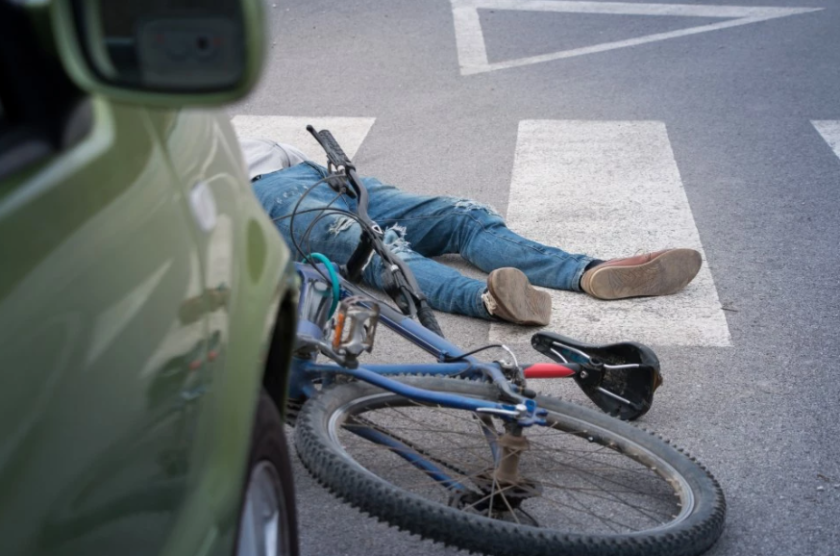 Велосипедист нахлу в насрещното и почина след удар в кола