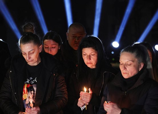 Година от трагедията в Кочани: Близки на жертвите се събраха пред дискотеката
