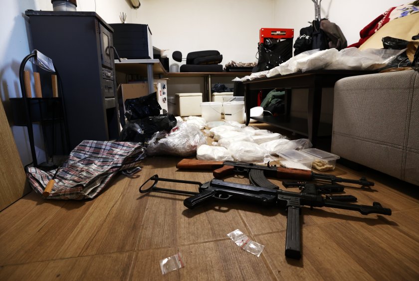 Остава в ареста мъжът, хванат с над 20 кг дрога и оръжие 