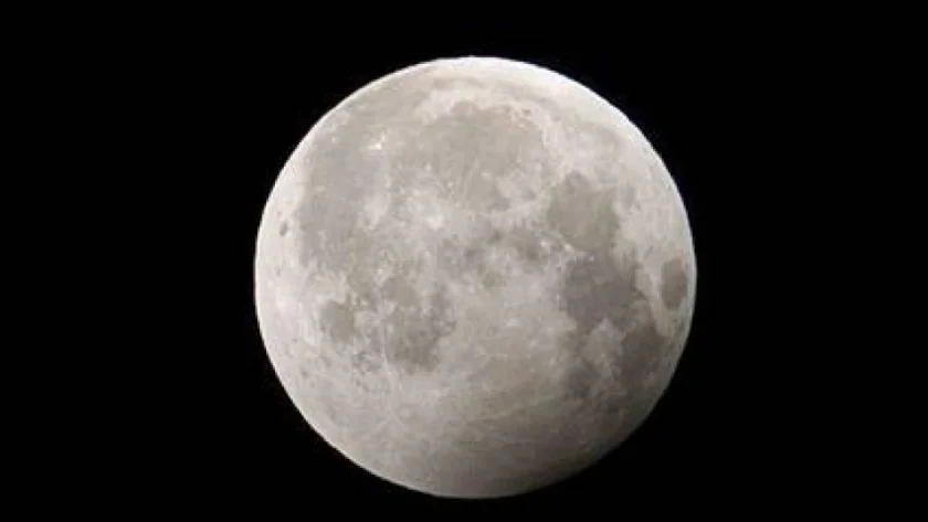 Голям астероид ще прелети край Луната