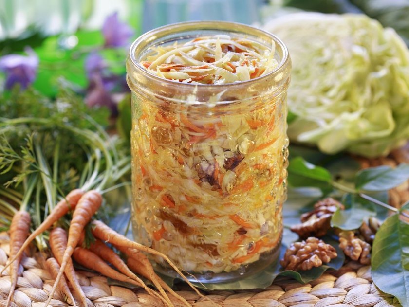 Бързо кисело зеле с моркови и орехи