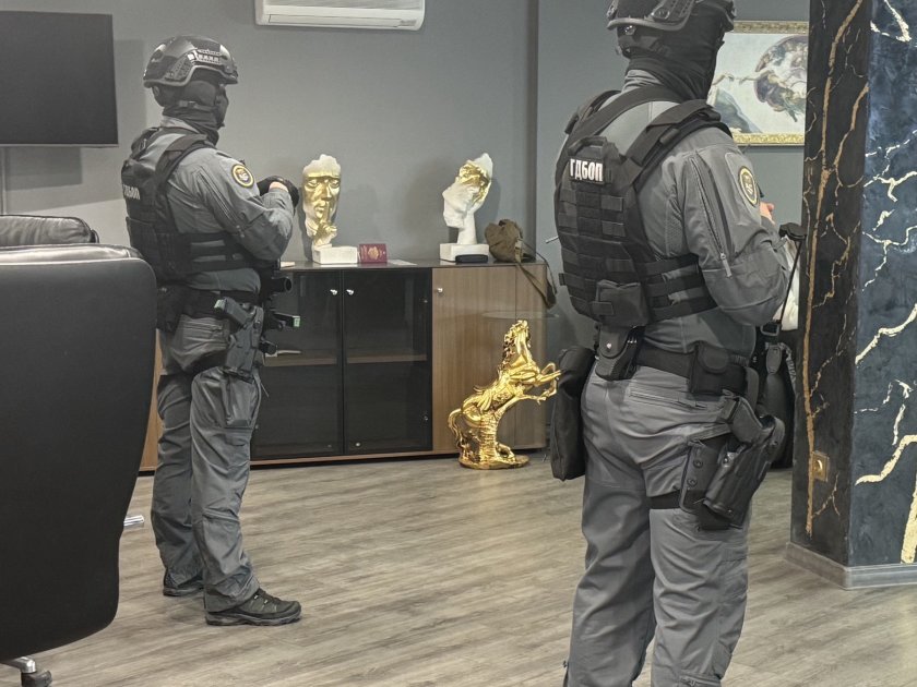 ГДБОП удари бандата на Близнаците, сред тях има бивши полицаи (СНИМКИ)